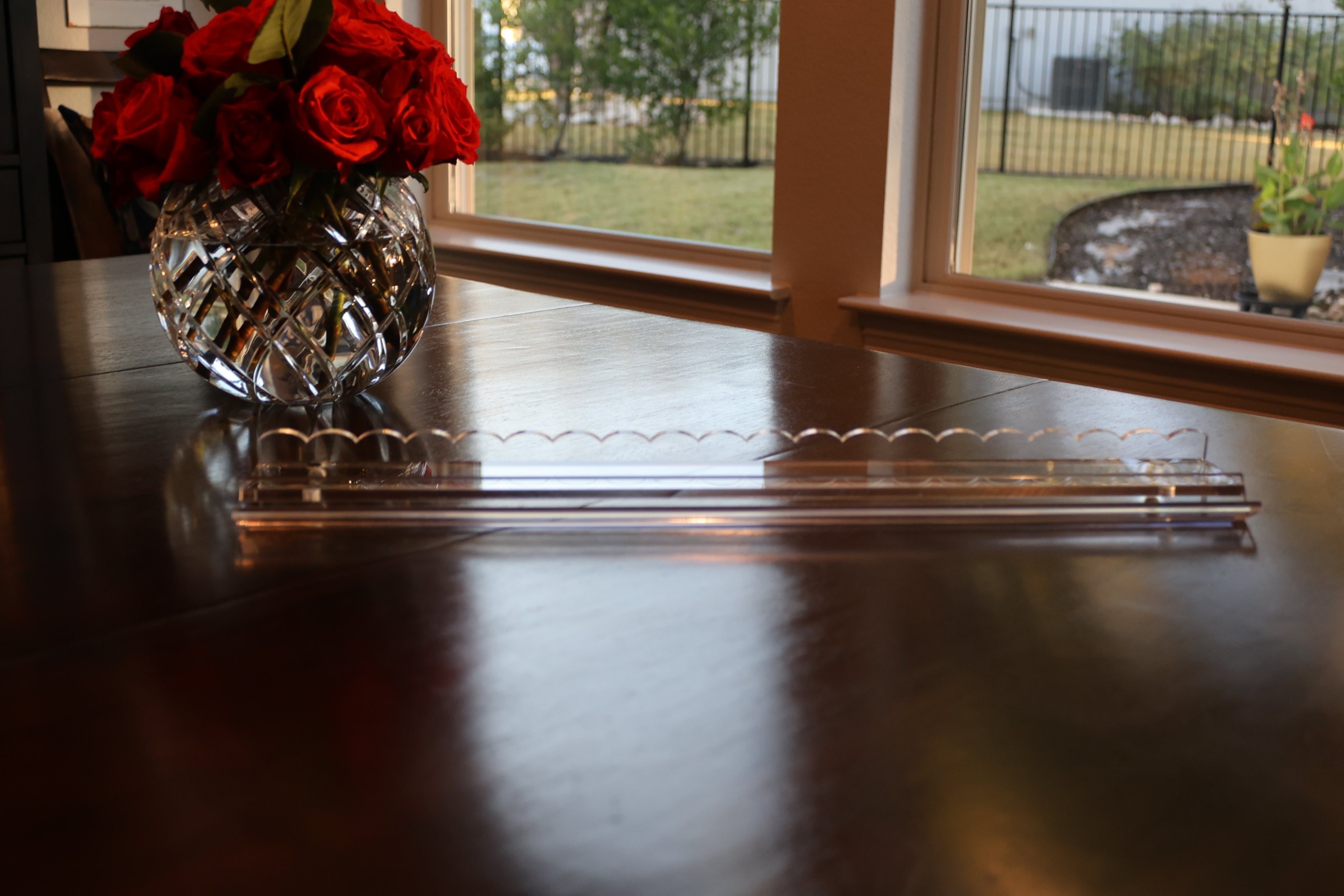 acrylic scalloped rack with magnetic pusher, clear