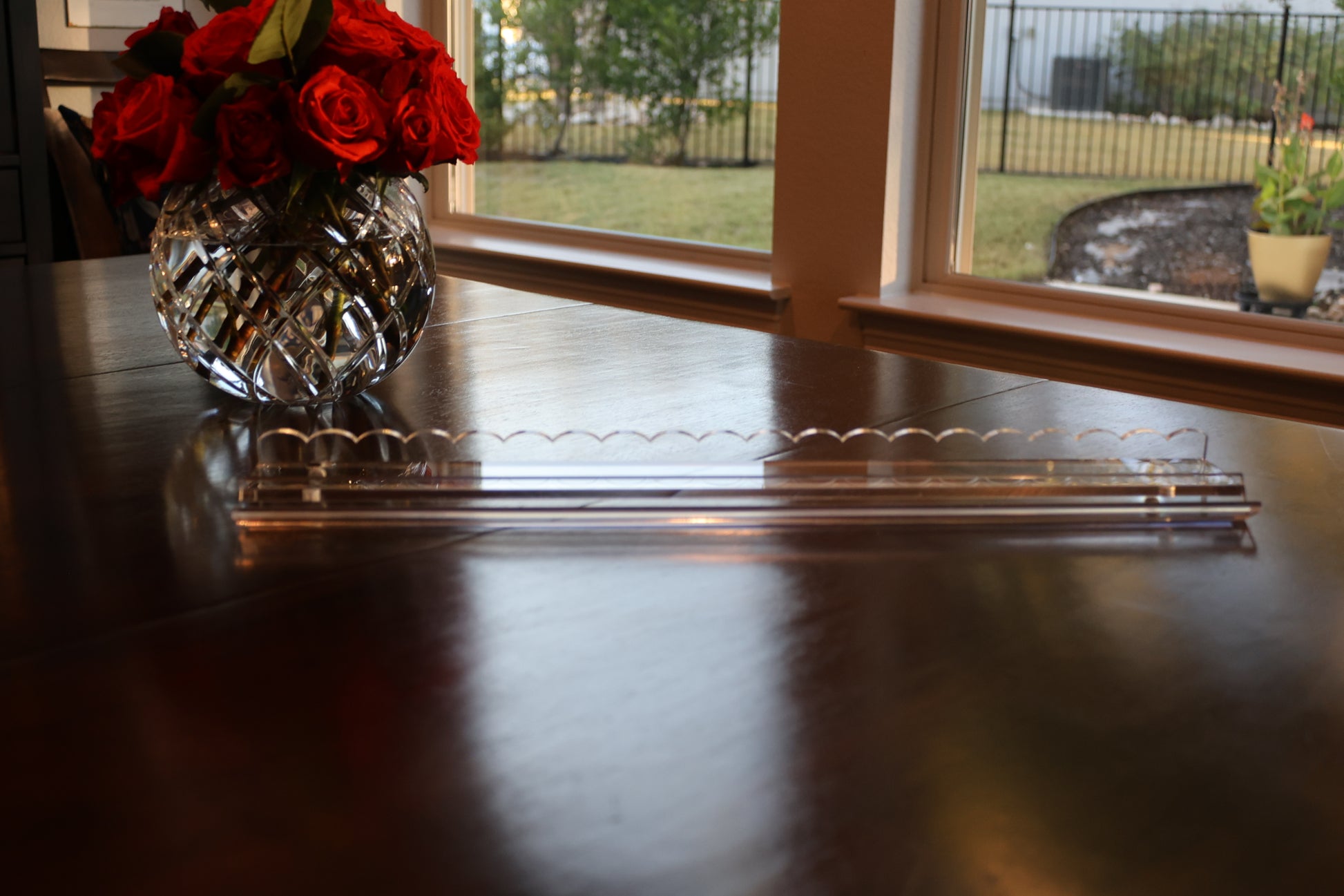 acrylic scalloped rack with magnetic pusher, clear